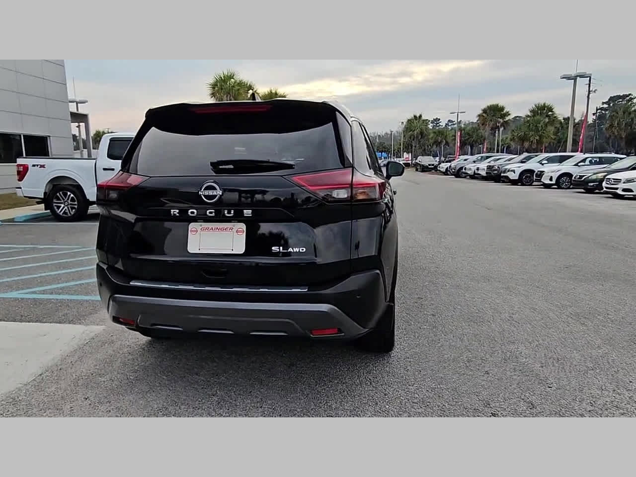 Used 2023 Nissan Rogue SL w/ SL Premium Package image 31