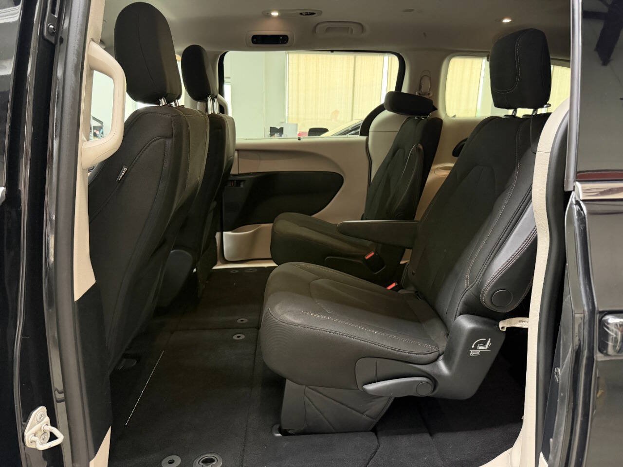 Used 2020 Chrysler Pacifica Touring w/ Advanced Safetytec Group FWD image 12