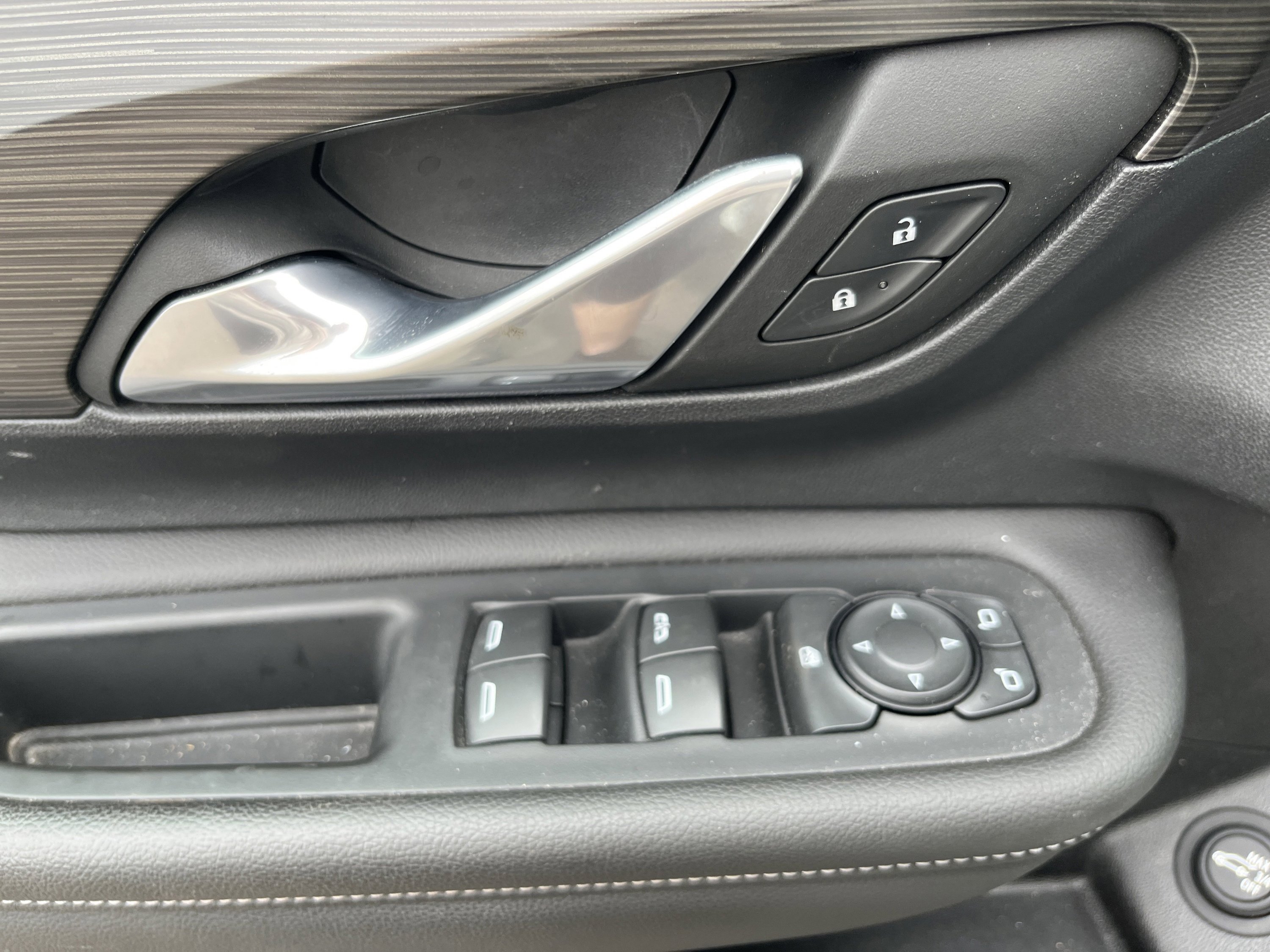 Used 2022 GMC Terrain SLE w/ Driver Convenience Package AWD/4WD image 17