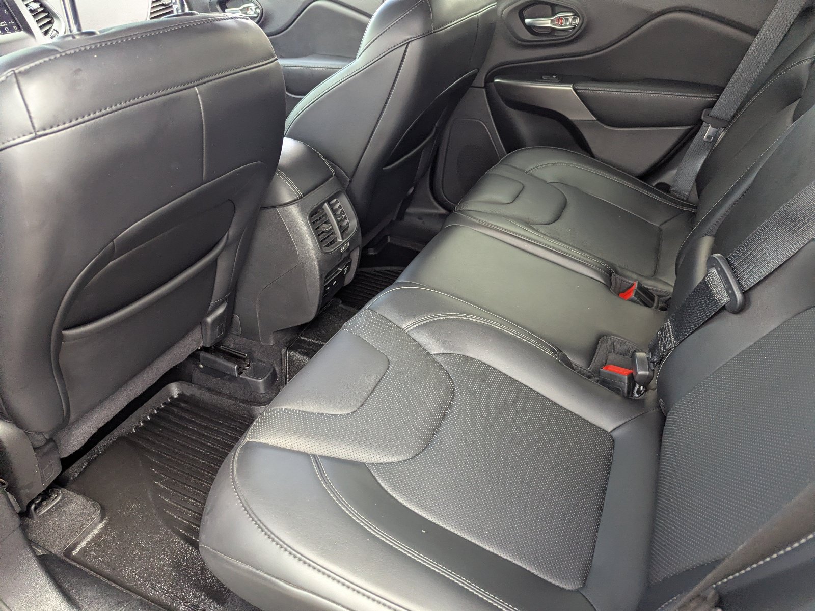 Used 2020 Jeep Cherokee Latitude Lux w/ Comfort/Convenience Group FWD image 17