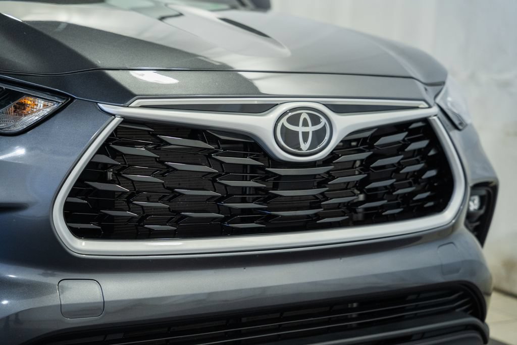 Used 2023 Toyota Highlander LE AWD/4WD image 11