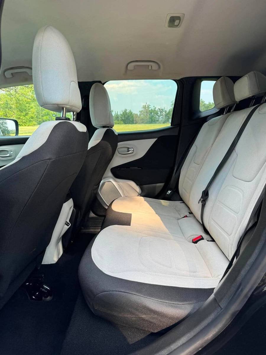Used 2018 Jeep Renegade Latitude FWD image 10