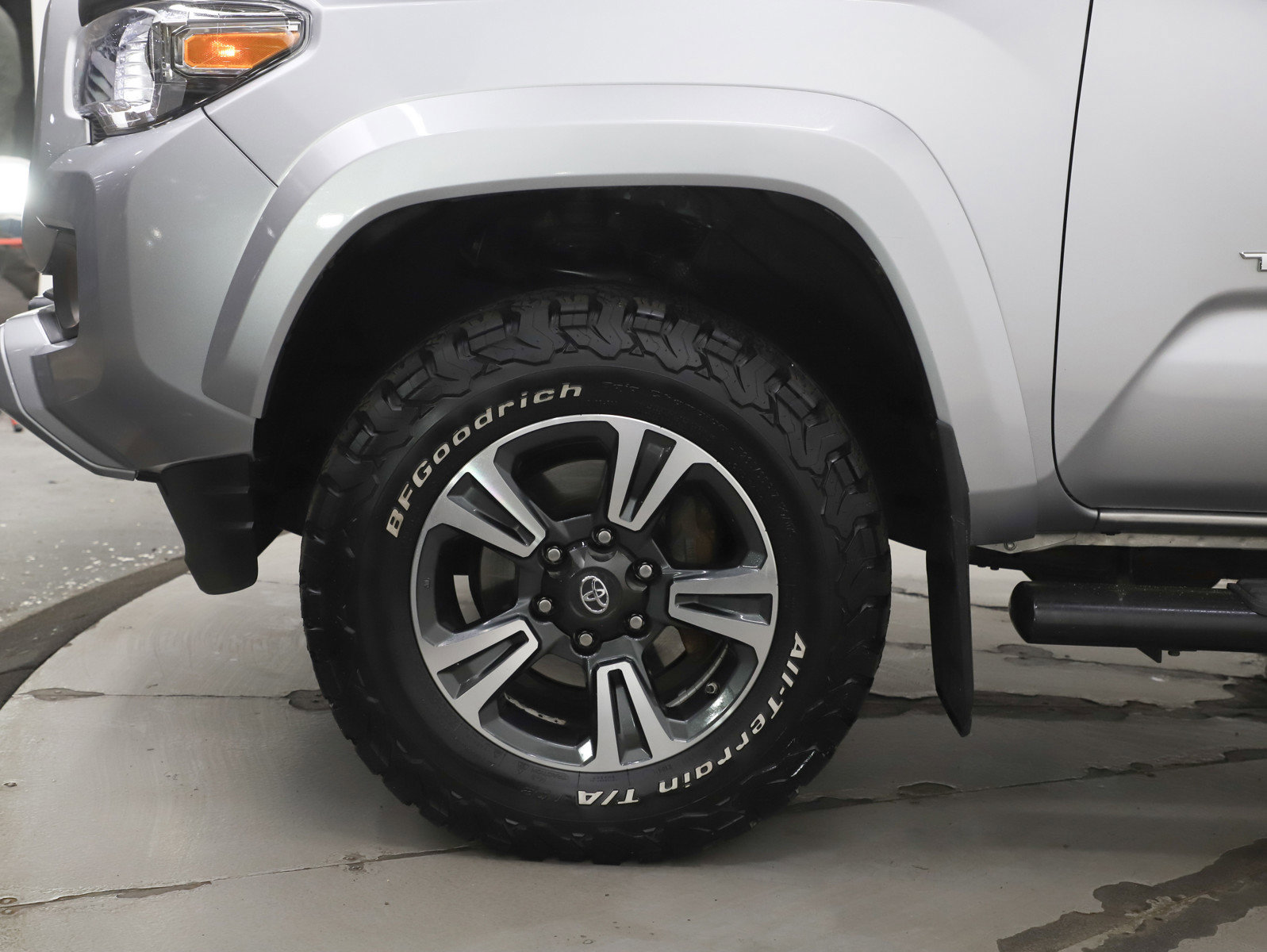 Used 2018 Toyota Tacoma TRD Sport AWD/4WD image 29