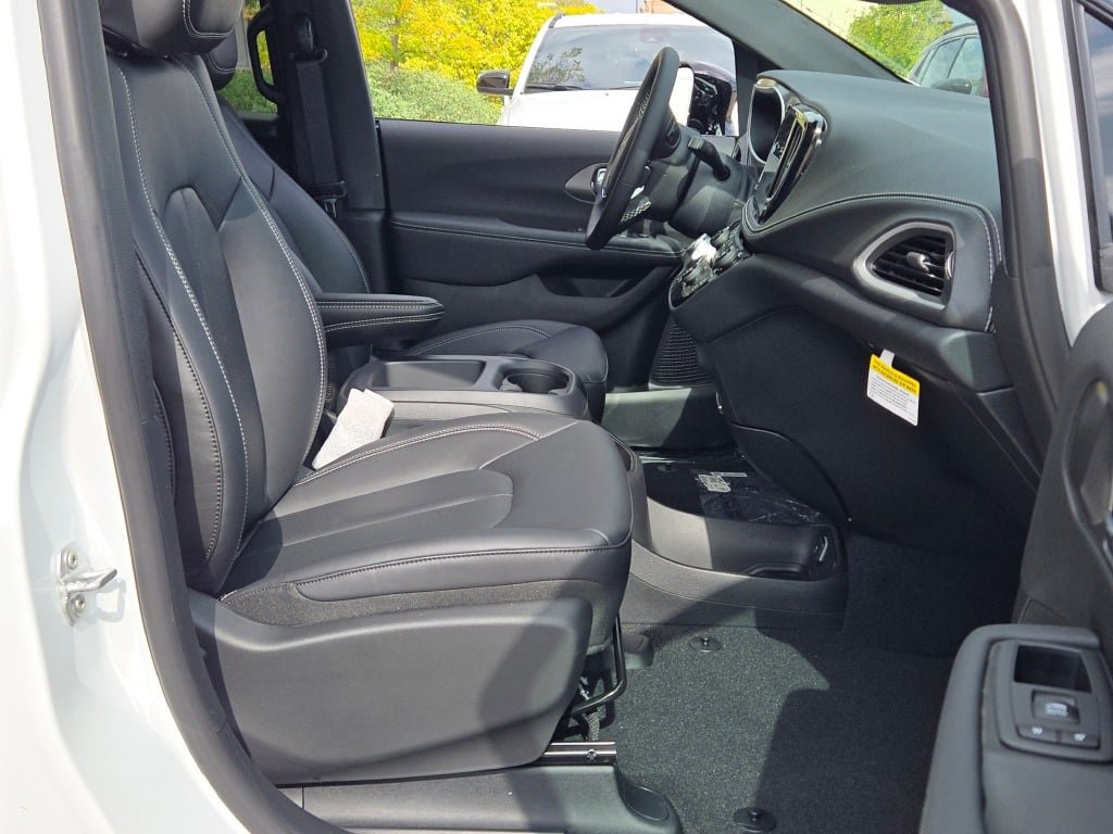 New 2026 Chrysler Pacifica Select image 7