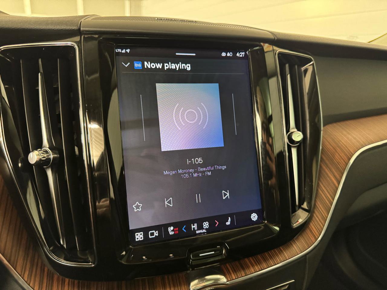 Used 2023 Volvo XC60 T8 Plus w/ Climate Package image 24