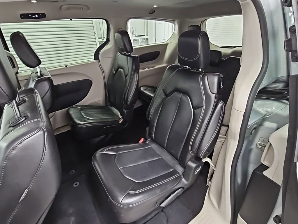 Used 2023 Chrysler Pacifica Touring-L image 27