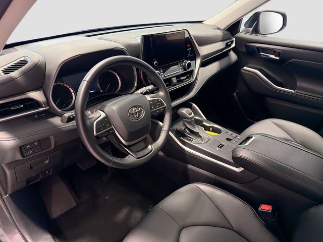 Certified 2025 Toyota Highlander XLE FWD image 9