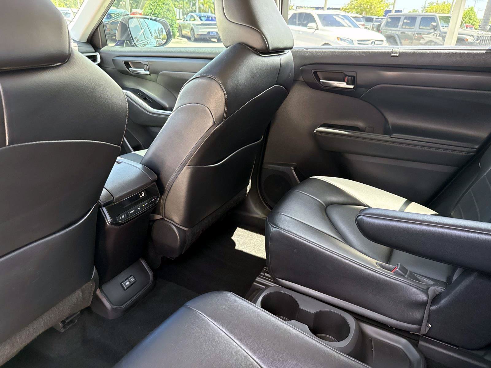 Used 2022 Toyota Highlander XLE AWD/4WD image 16