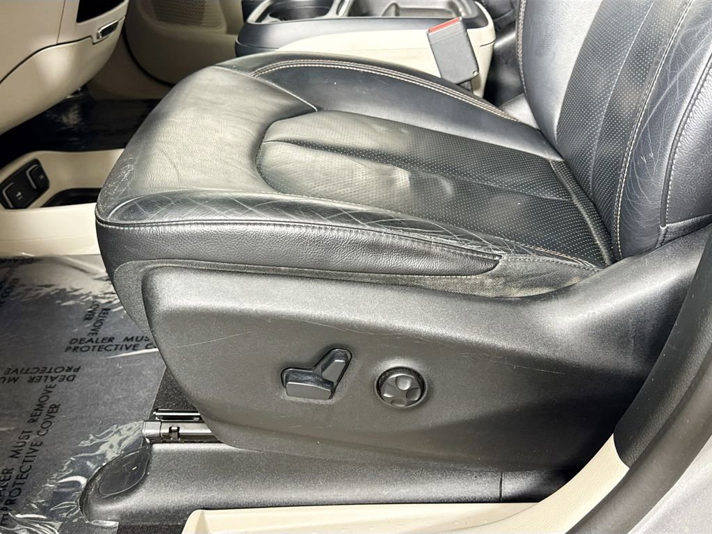 Used 2018 Chrysler Pacifica Touring-L FWD image 22