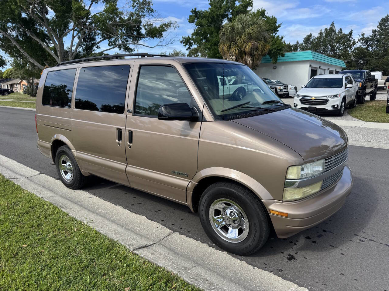 Used 2002 Chevrolet Astro RWD image 2