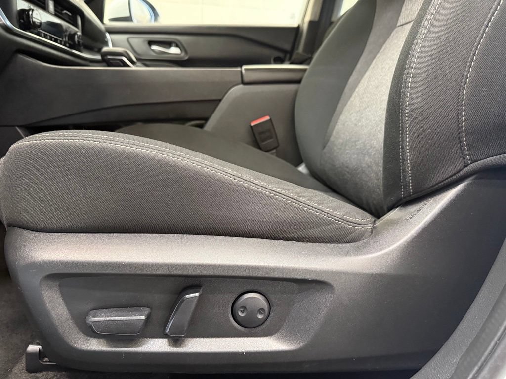 Used 2024 Nissan Rogue SV FWD image 9