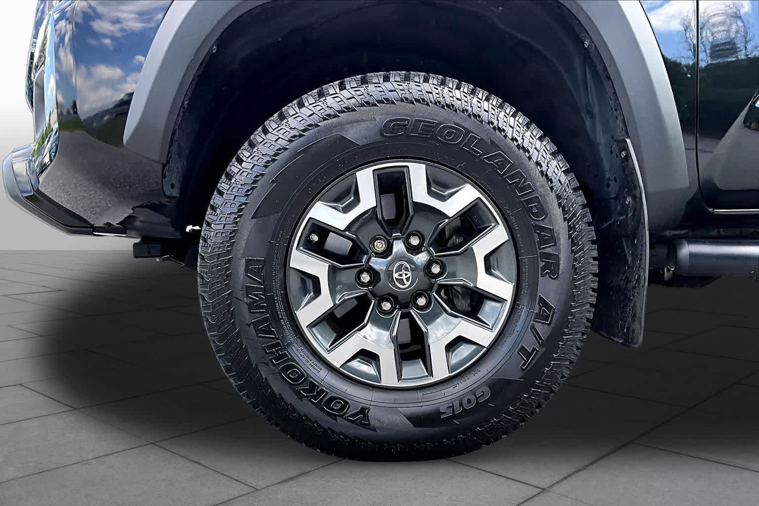 Used 2018 Toyota Tacoma TRD Off-Road w/ Technology Package AWD/4WD image 11
