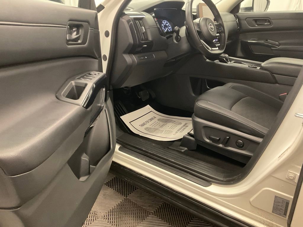 Used 2024 Nissan Pathfinder SV image 7