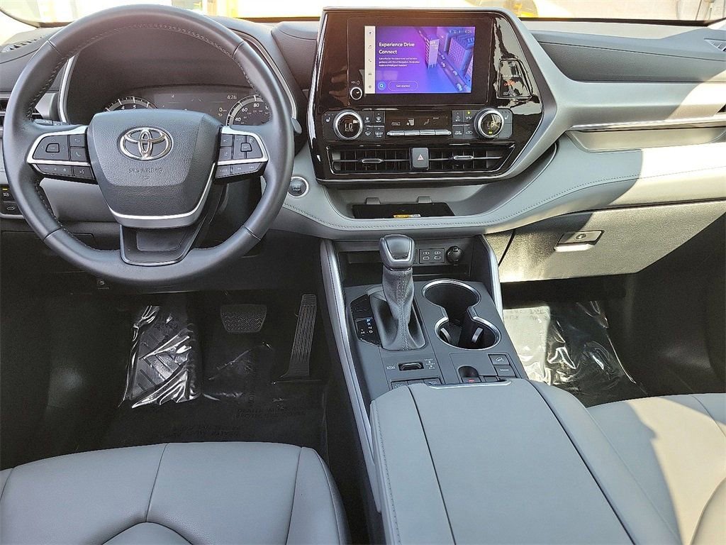 Used 2024 Toyota Highlander XLE image 4
