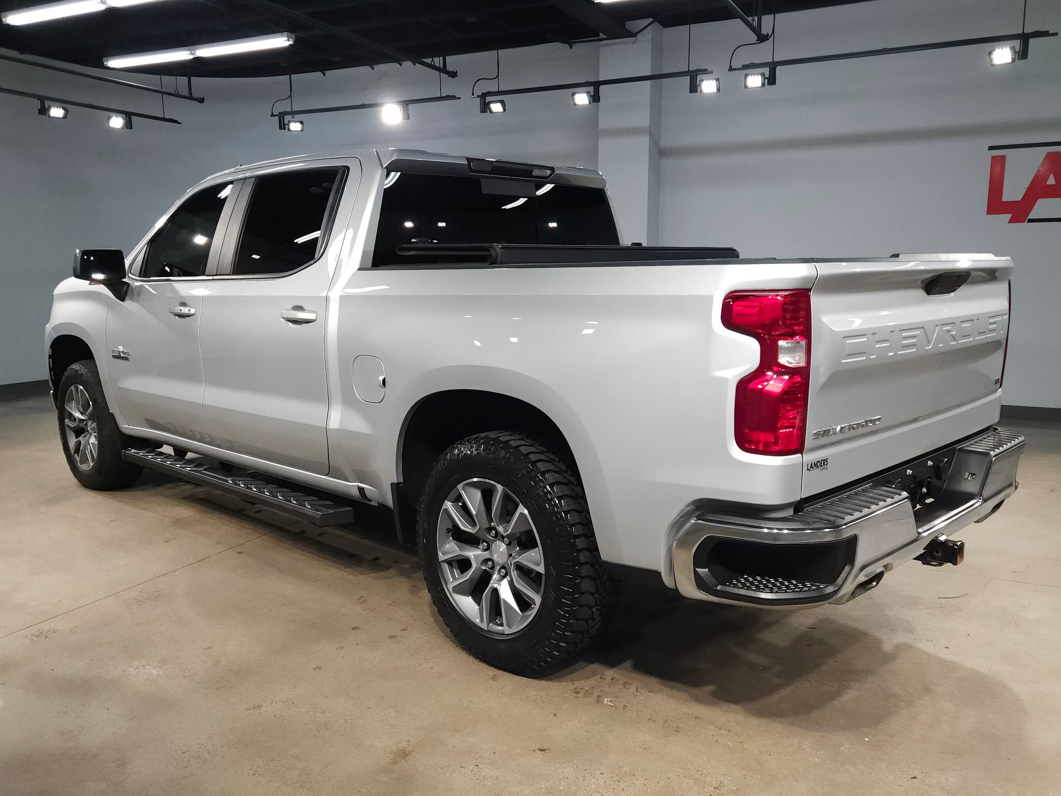 Used 2022 Chevrolet Silverado 1500 LT AWD/4WD image 5