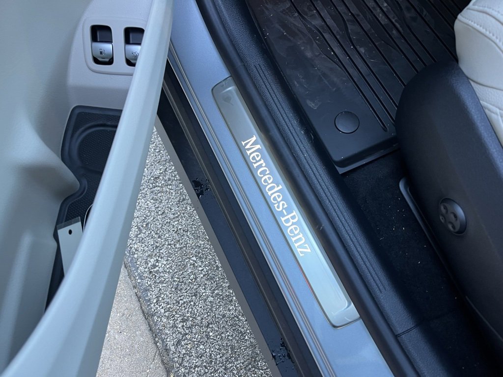 Used 2025 Mercedes-Benz GLC 350e 4MATIC image 15