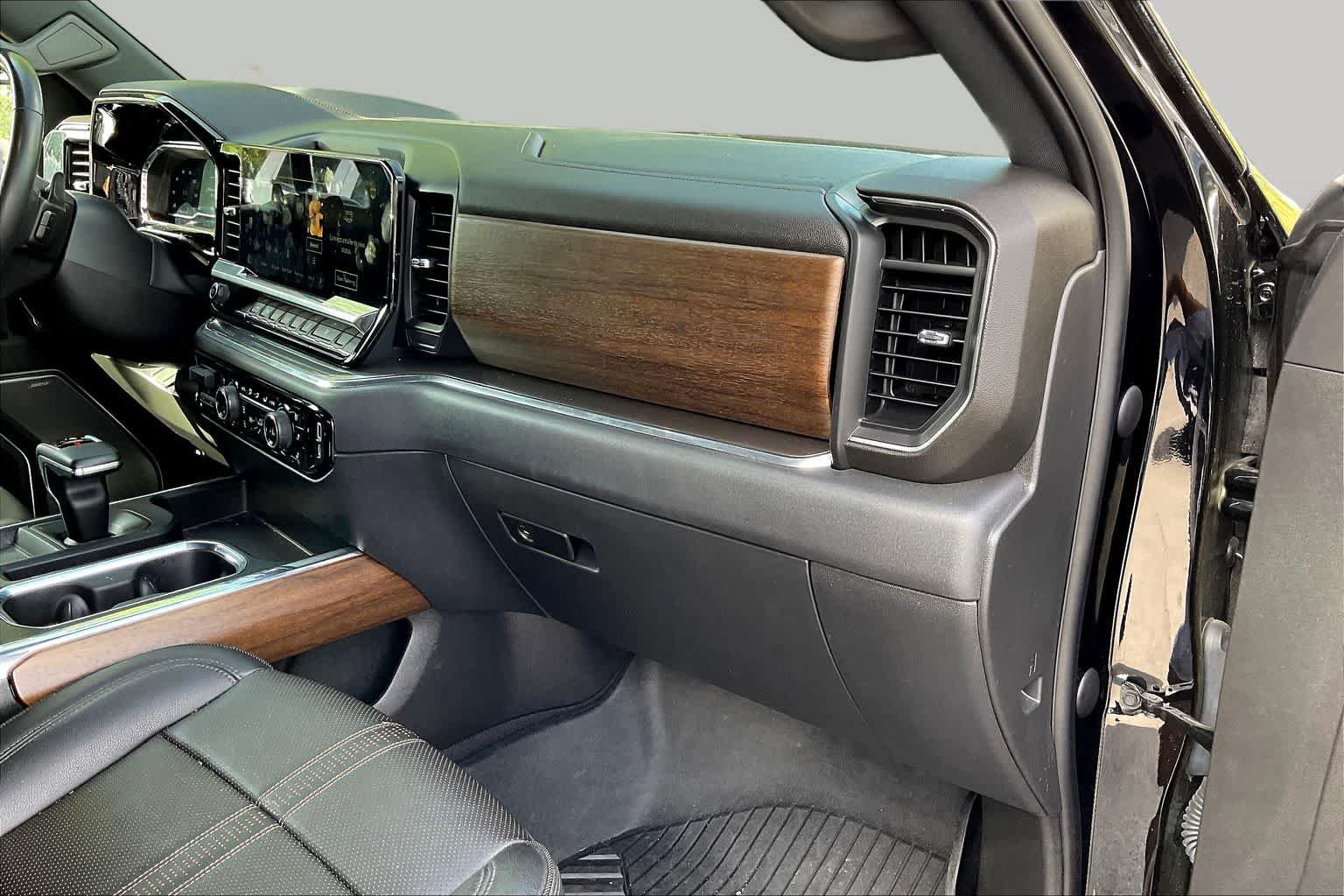 Used 2023 Chevrolet Silverado 1500 High Country w/ High Country Premium Package AWD/4WD image 30