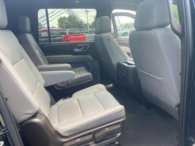 Used 2022 Chevrolet Suburban LT w/ Luxury Package AWD/4WD image 35