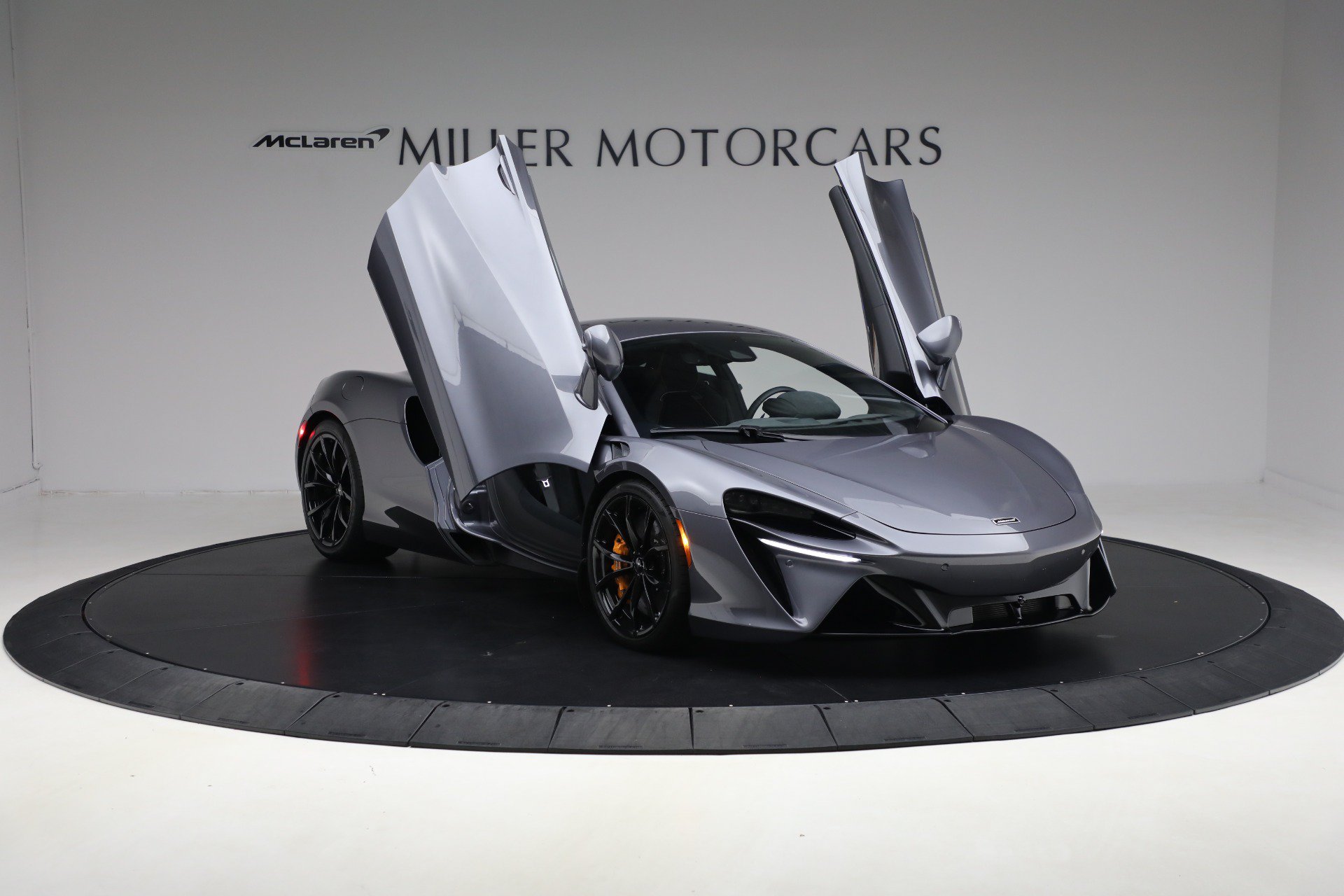 Used 2024 McLaren Artura RWD image 20