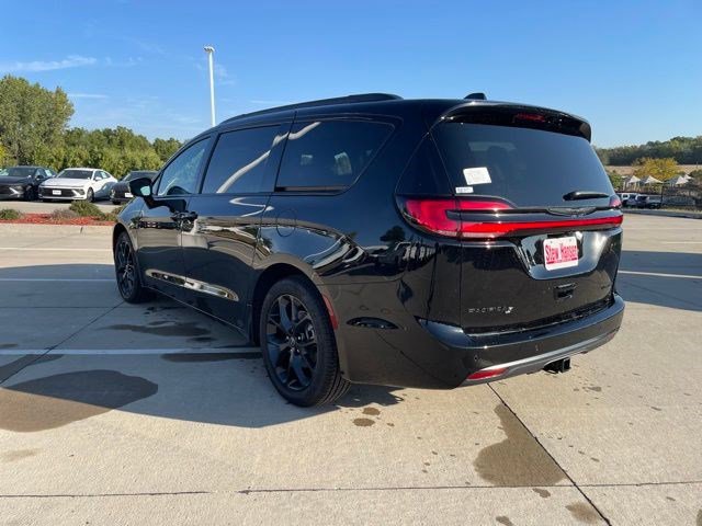 New 2026 Chrysler Pacifica Limited w/ S Appearance Package image 2