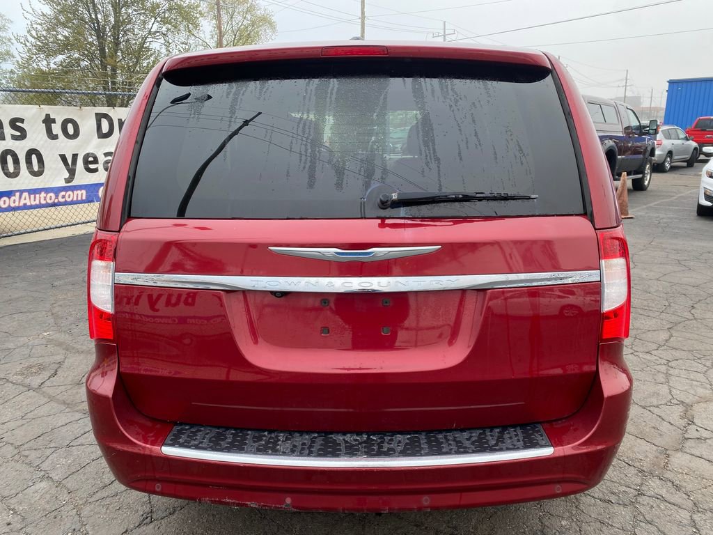Used 2012 Chrysler Town & Country Touring-L w/ Driver Convenience Group FWD image 3