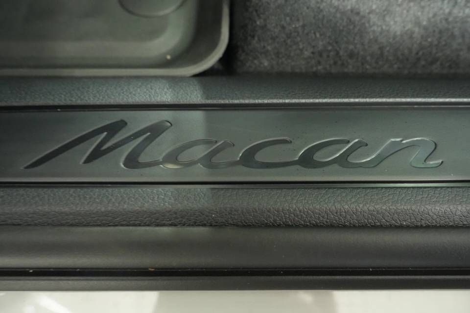 Certified 2026 Porsche Macan AWD/4WD image 32