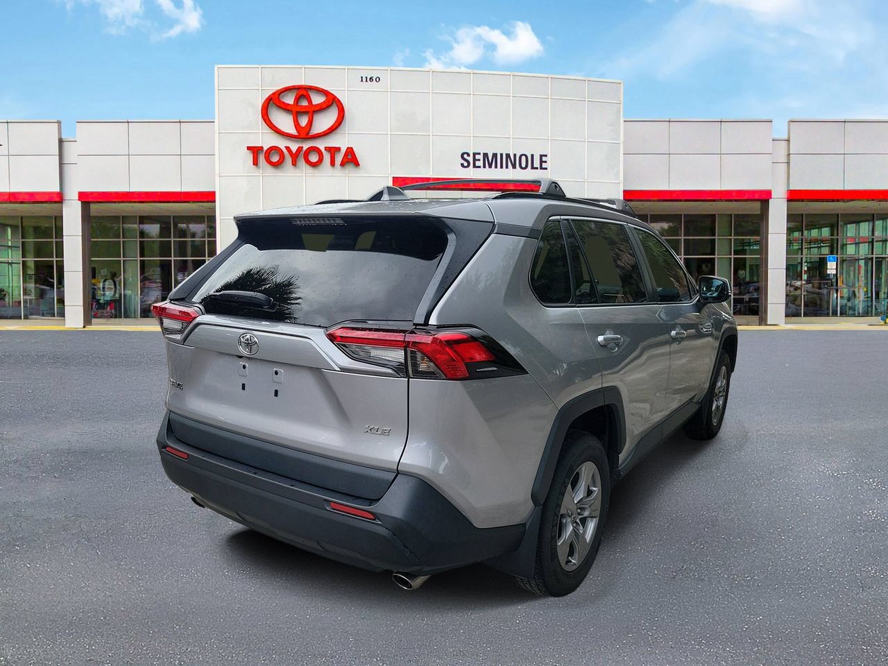 Used 2024 Toyota RAV4 XLE w/ Convenience Package FWD image 3