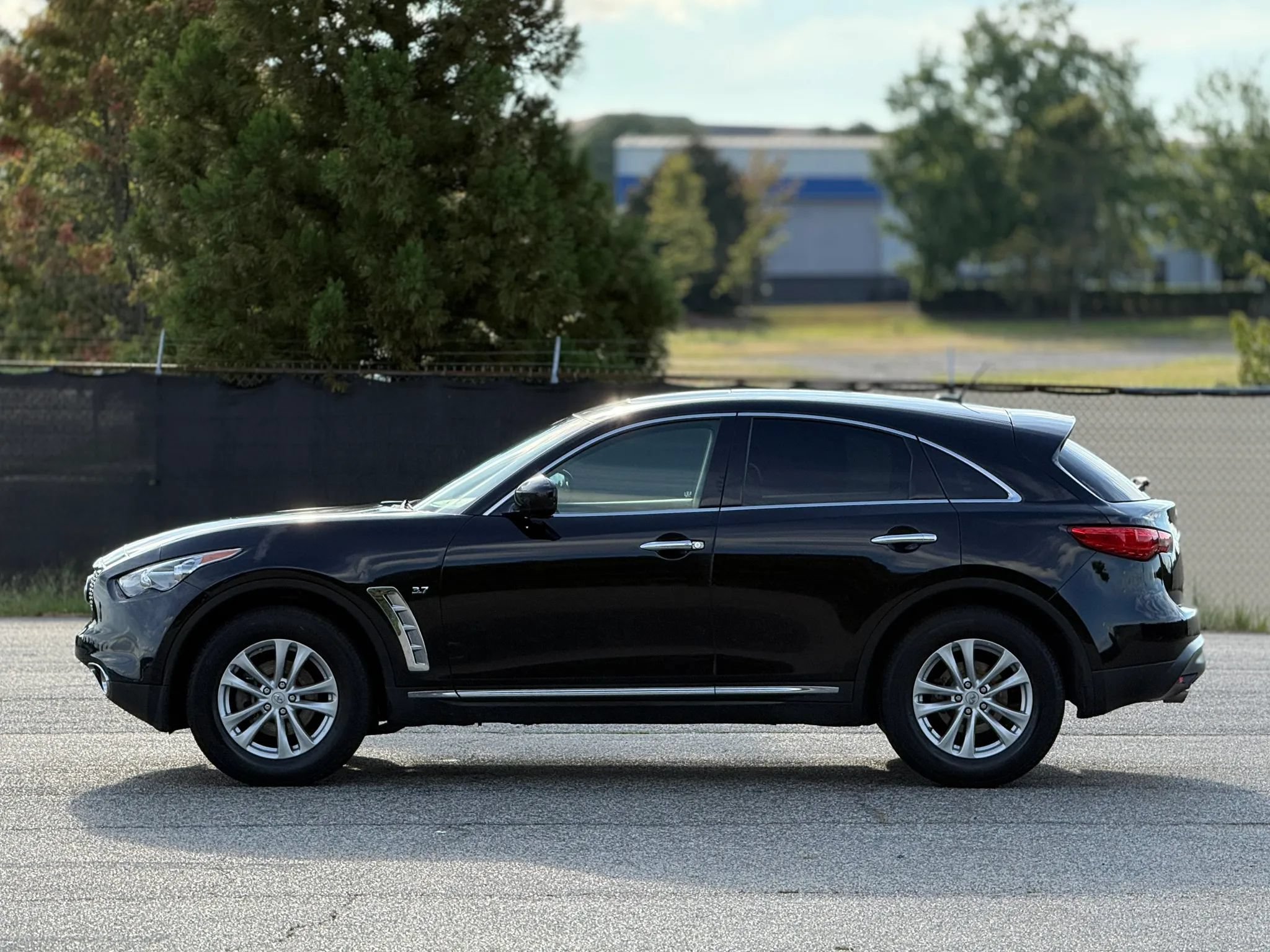Used 2017 INFINITI QX70 AWD image 8