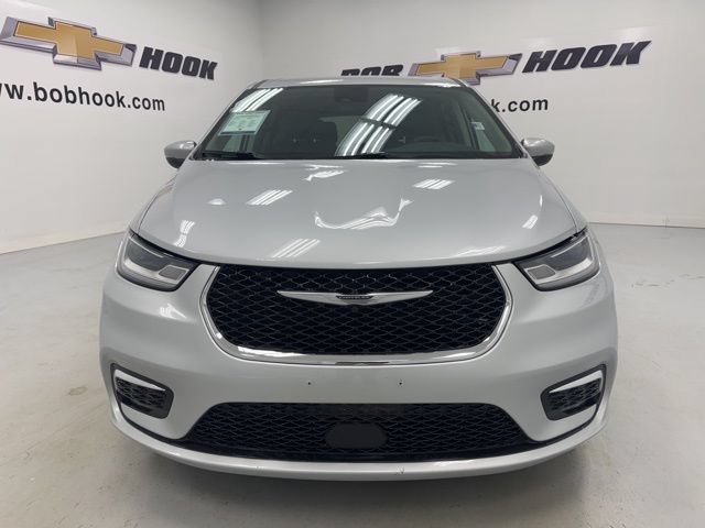 Used 2023 Chrysler Pacifica Touring-L FWD image 2