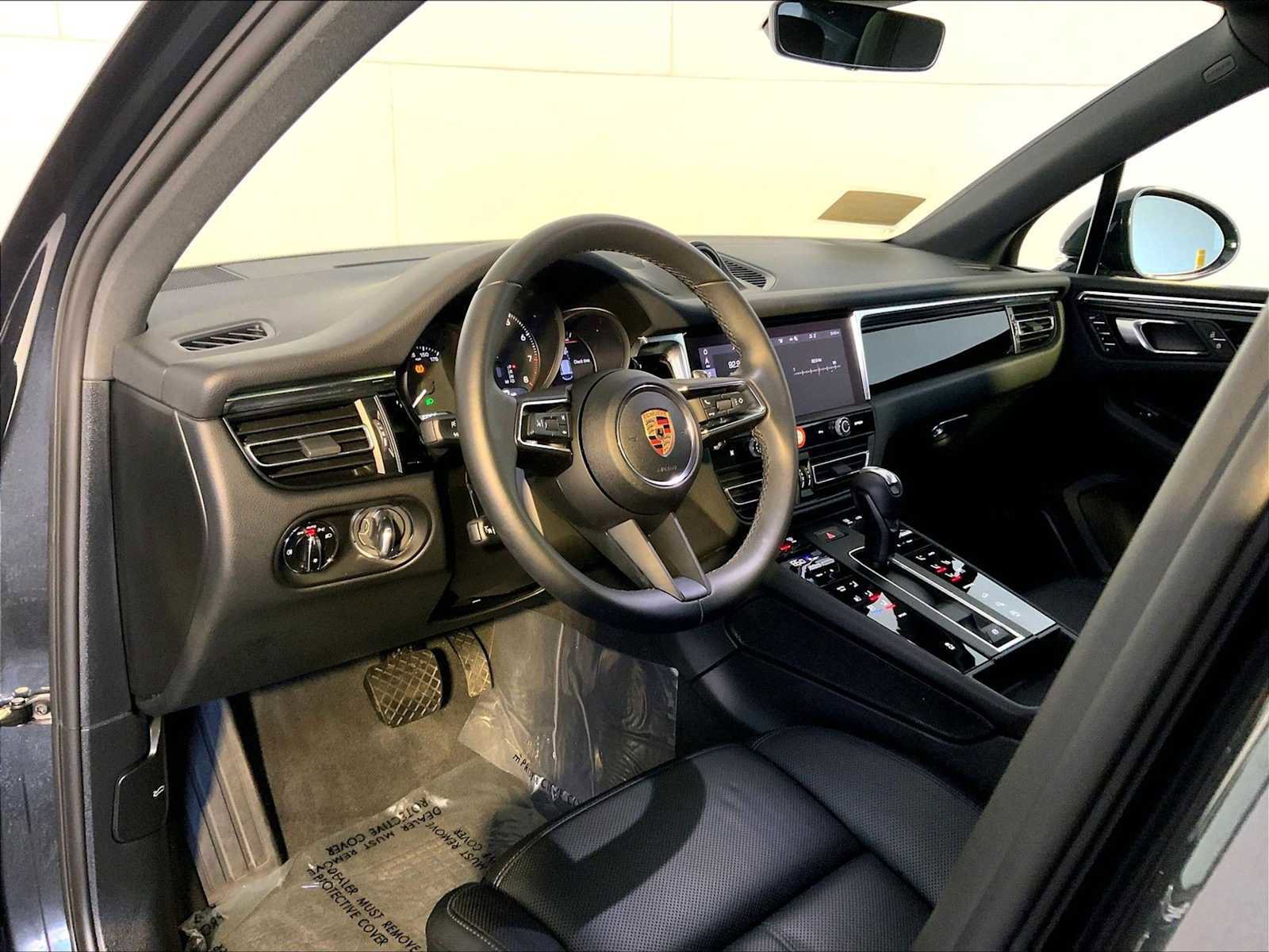 Used 2025 Porsche Macan image 4