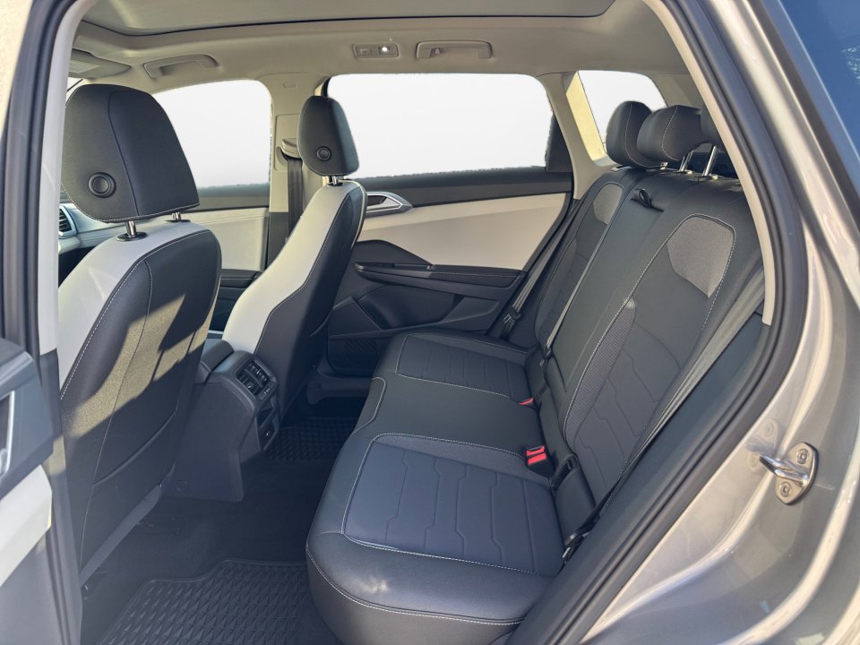 Used 2025 Volkswagen Taos SE w/ Panoramic Sunroof Package image 16