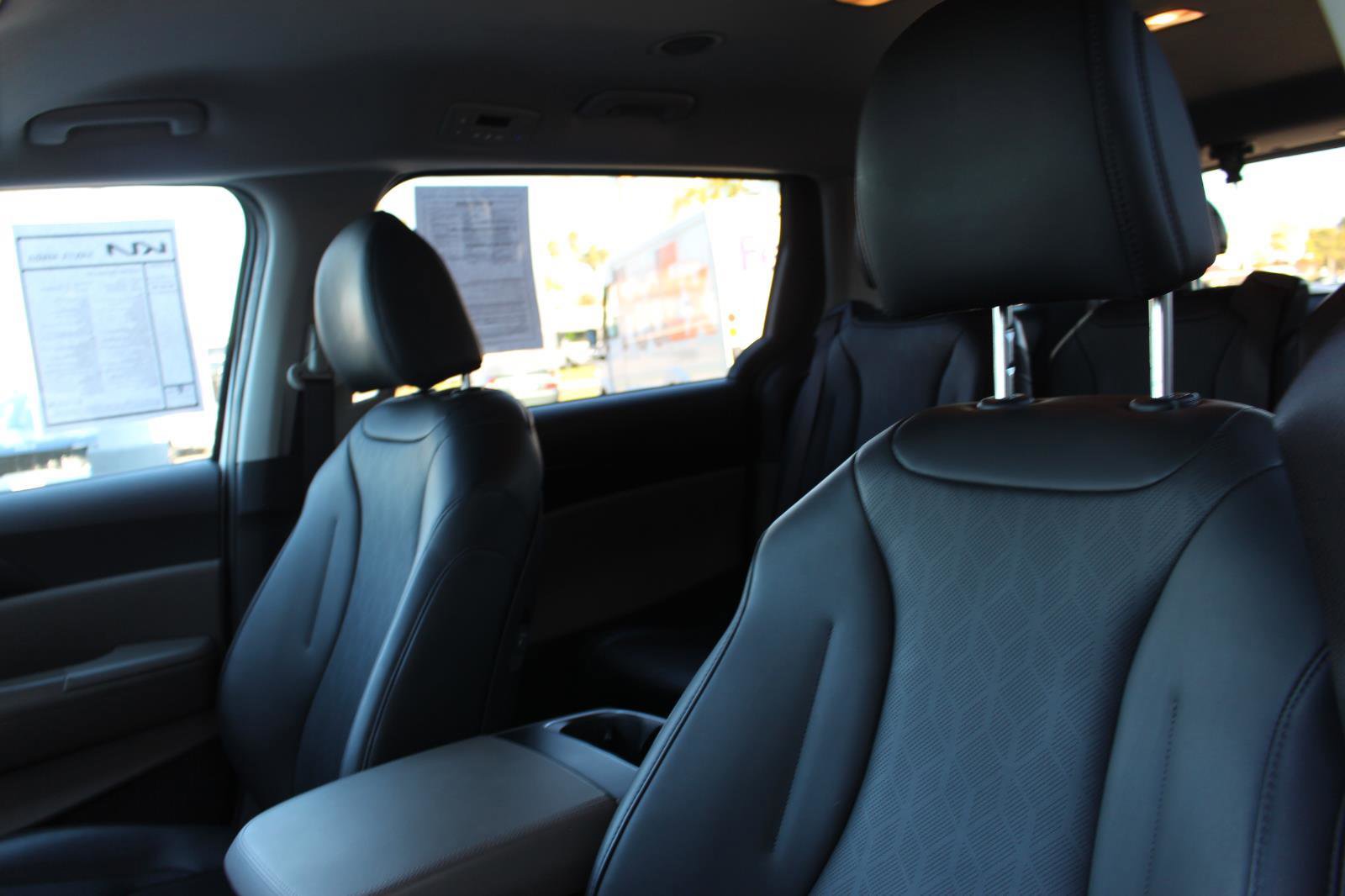 Certified 2025 Kia Carnival image 17