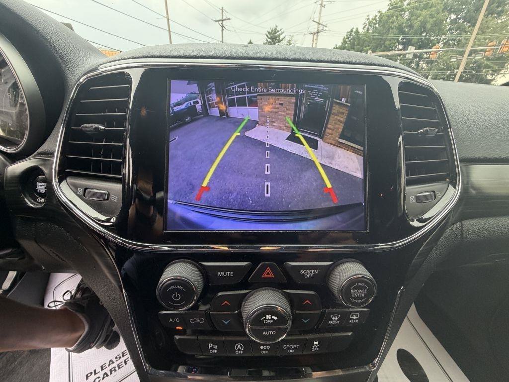 Used 2019 Jeep Grand Cherokee Laredo w/ 18" Wheel & 8.4" Radio Group AWD/4WD image 24