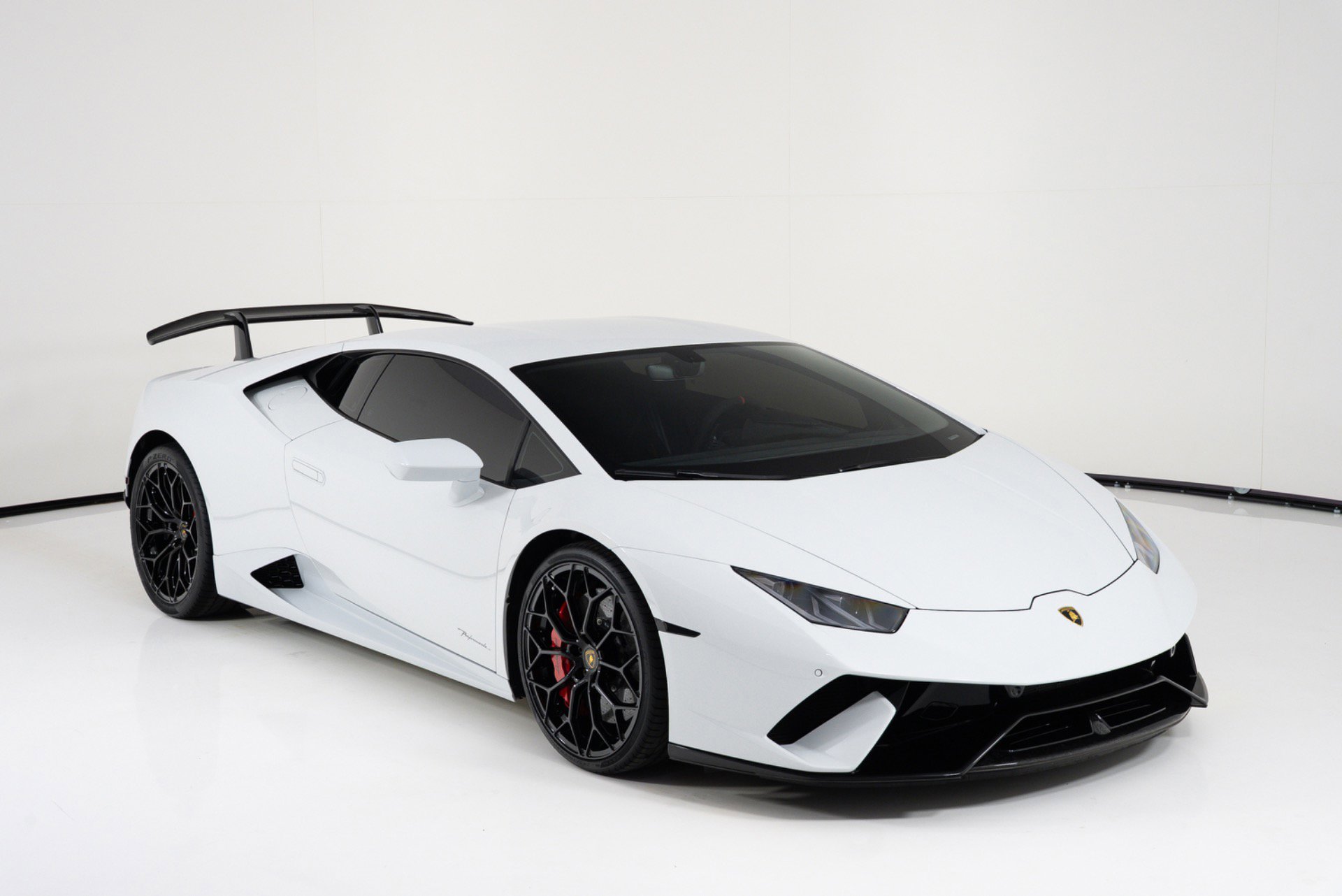 Used 2018 Lamborghini Huracan Performante AWD/4WD image 10