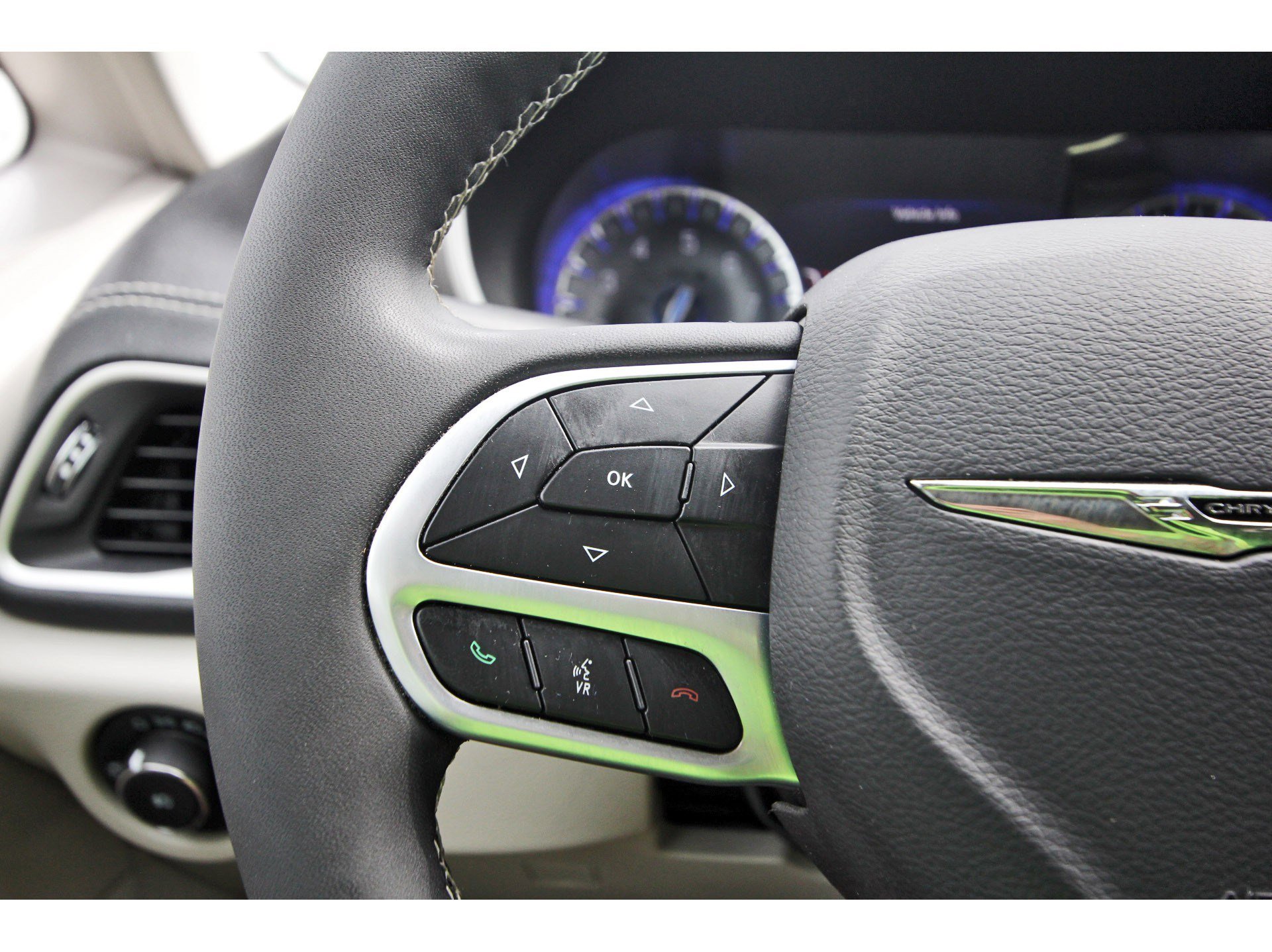 Used 2022 Chrysler Pacifica Touring-L w/ Uconnect Theater Family Group FWD image 18