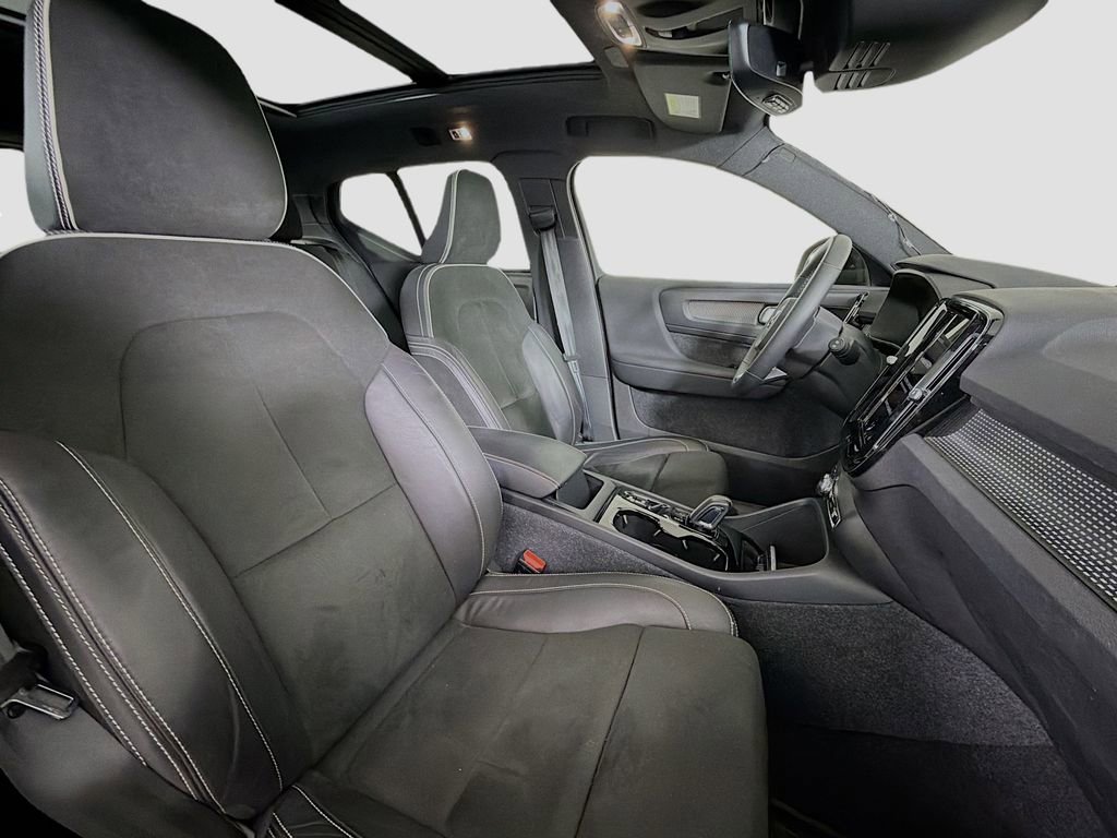 Used 2022 Volvo XC40 T5 R-Design w/ Advanced Package image 28