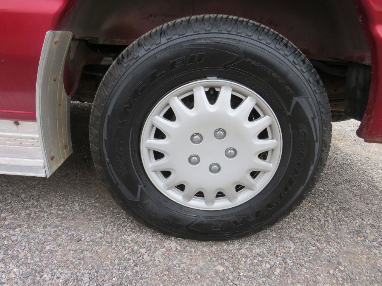 Used 1999 Ford E-150 and Econoline 150 Wagon RWD image 29