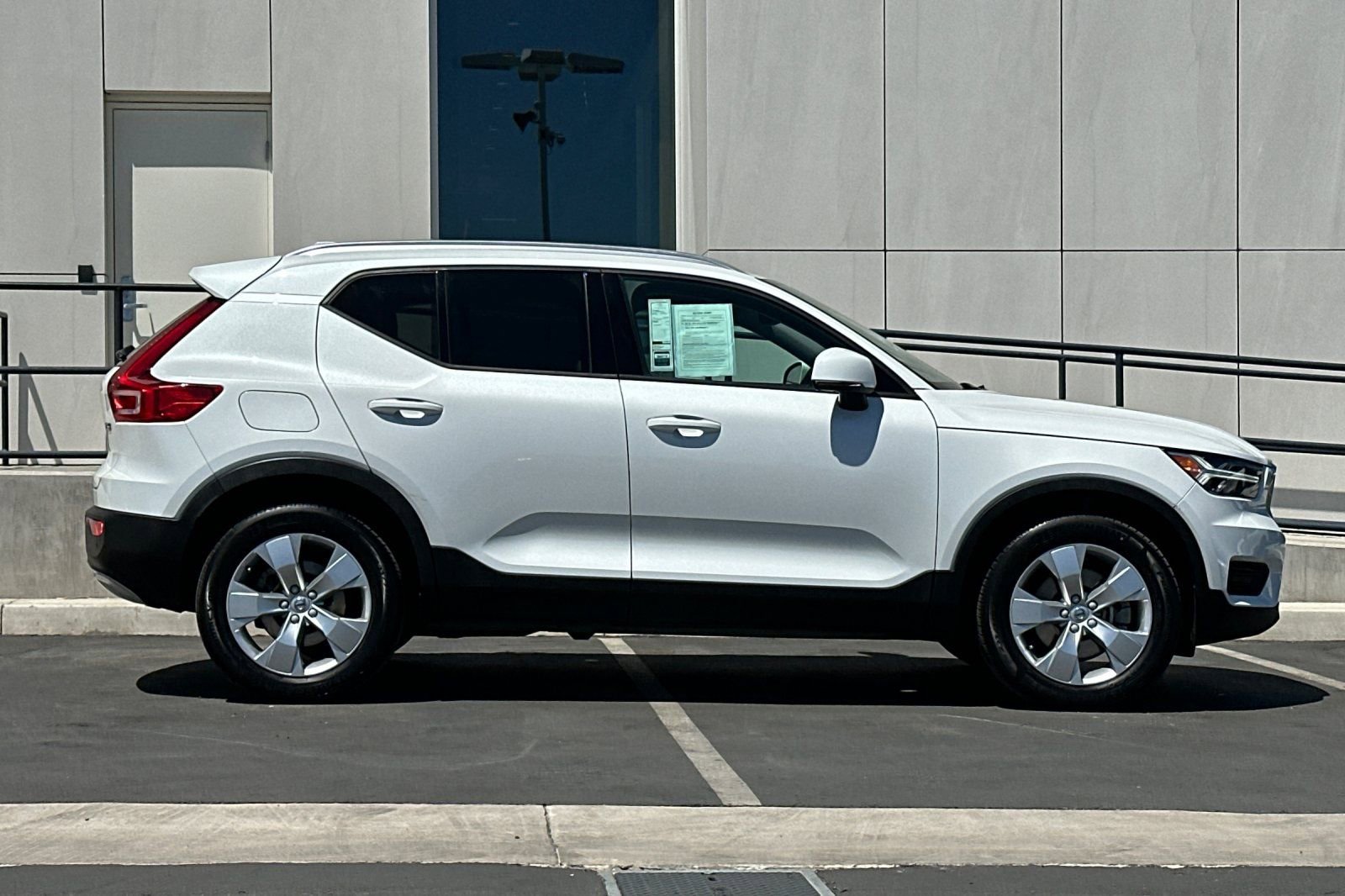 Used 2022 Volvo XC40 T5 Momentum image 2