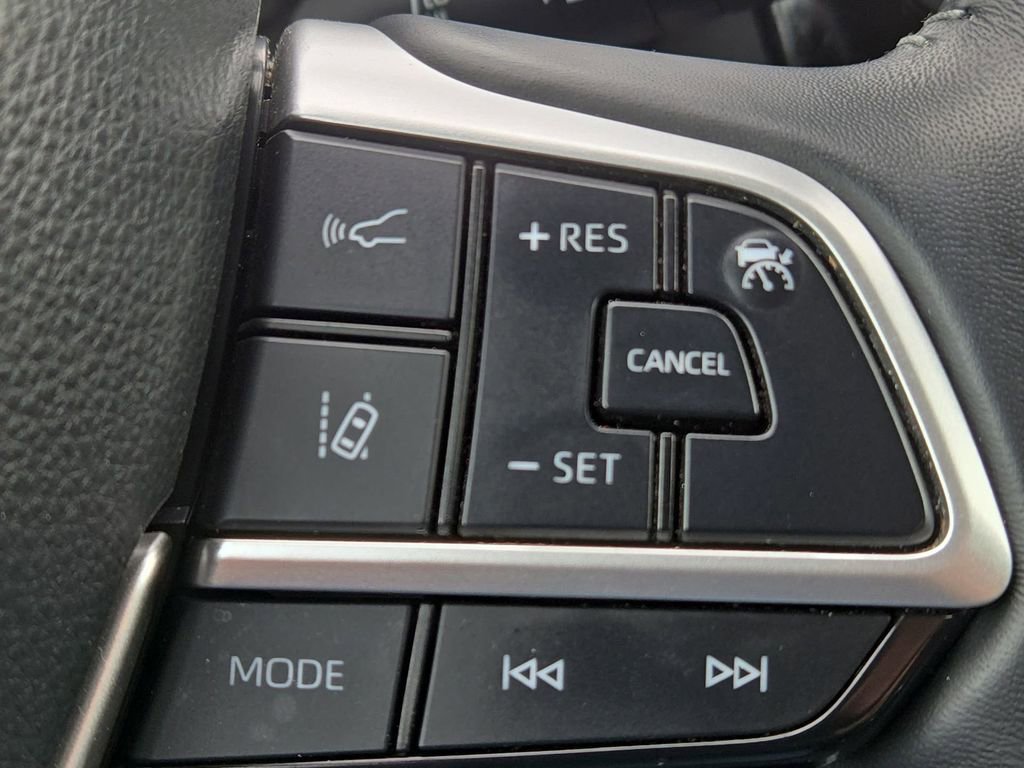 Used 2024 Toyota Highlander LE image 47