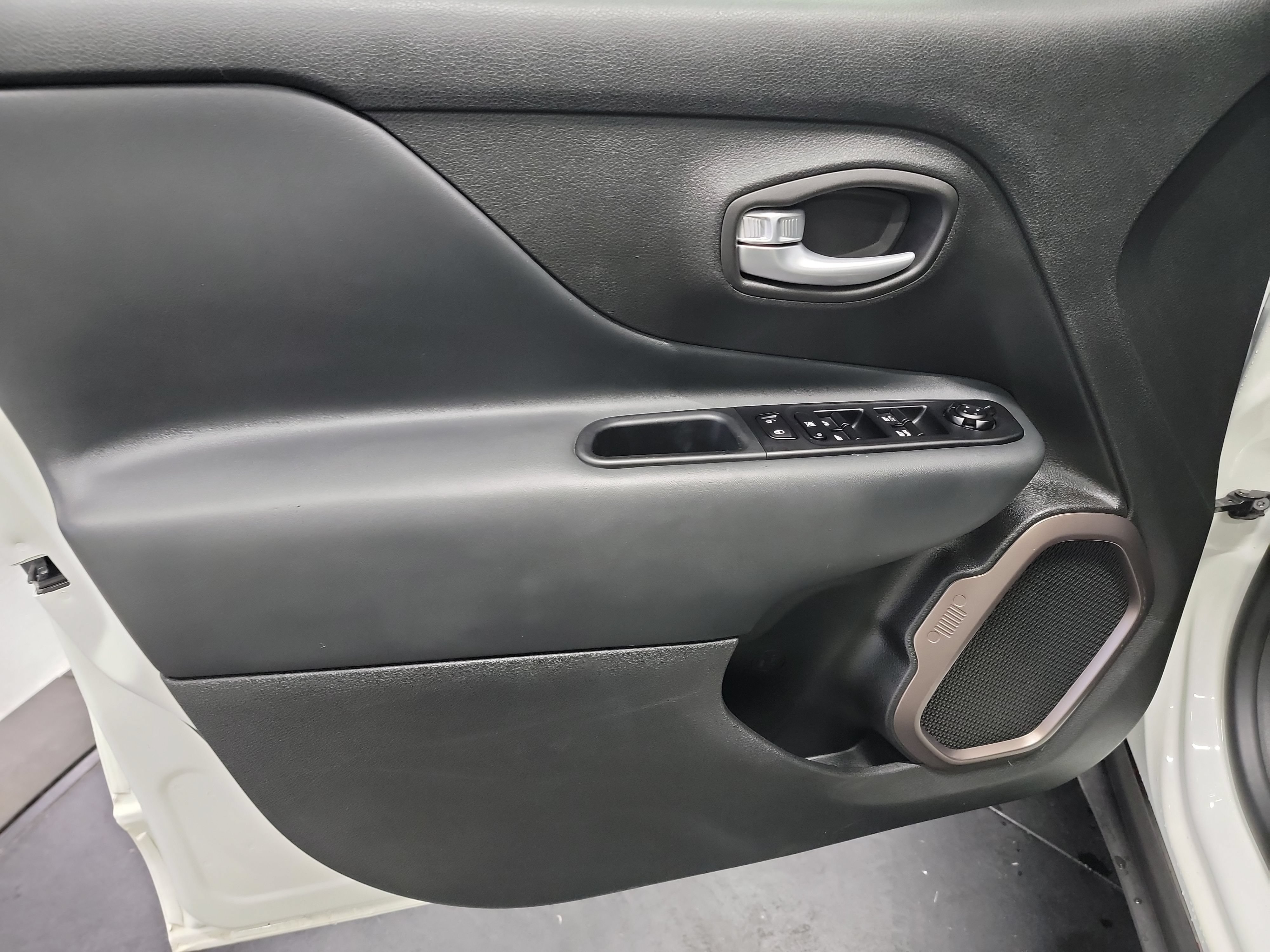 Used 2023 Jeep Renegade Latitude w/ Sun/Sound Group AWD/4WD image 13