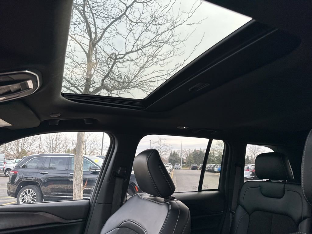 Used 2023 Jeep Grand Cherokee Altitude image 11