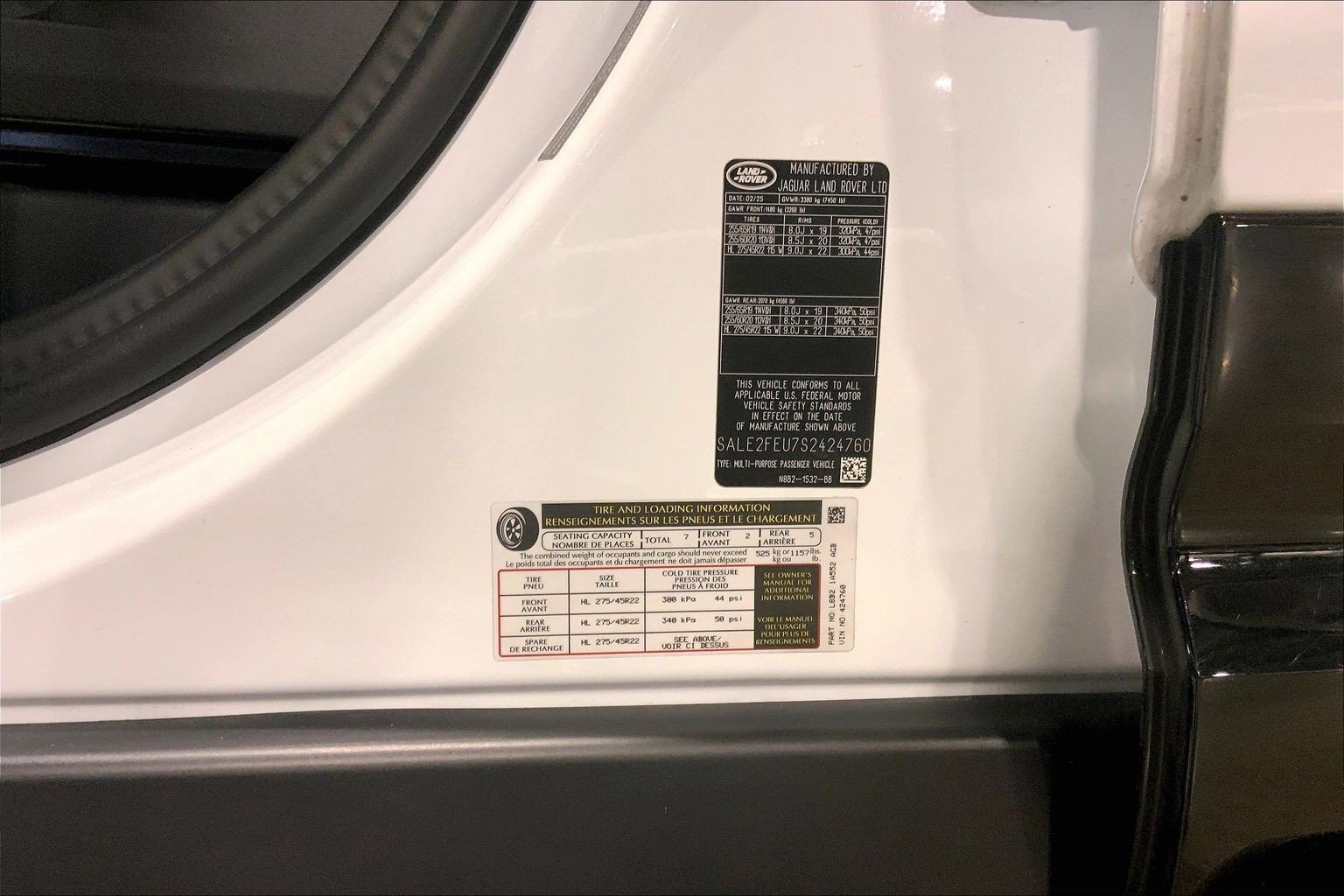 Used 2025 Land Rover Defender 130 X-Dynamic SE image 33