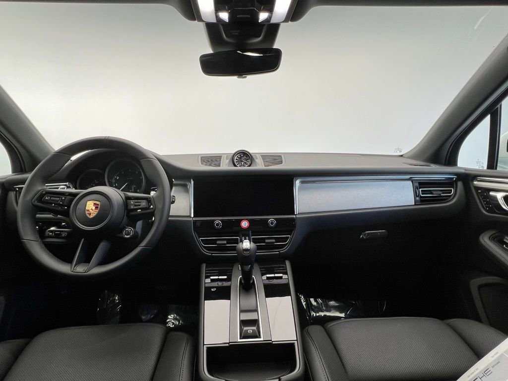 Certified 2026 Porsche Macan AWD/4WD image 6