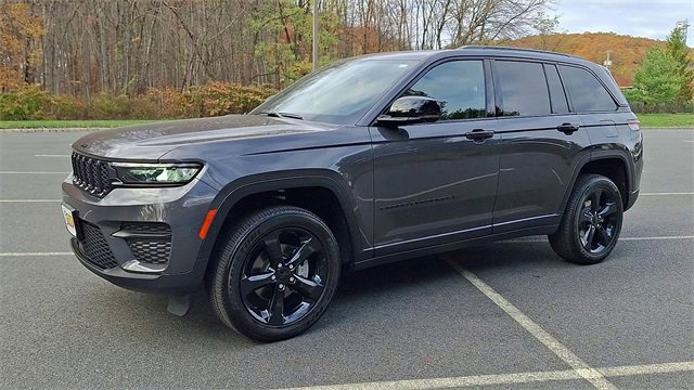 Used 2024 Jeep Grand Cherokee Altitude image 4