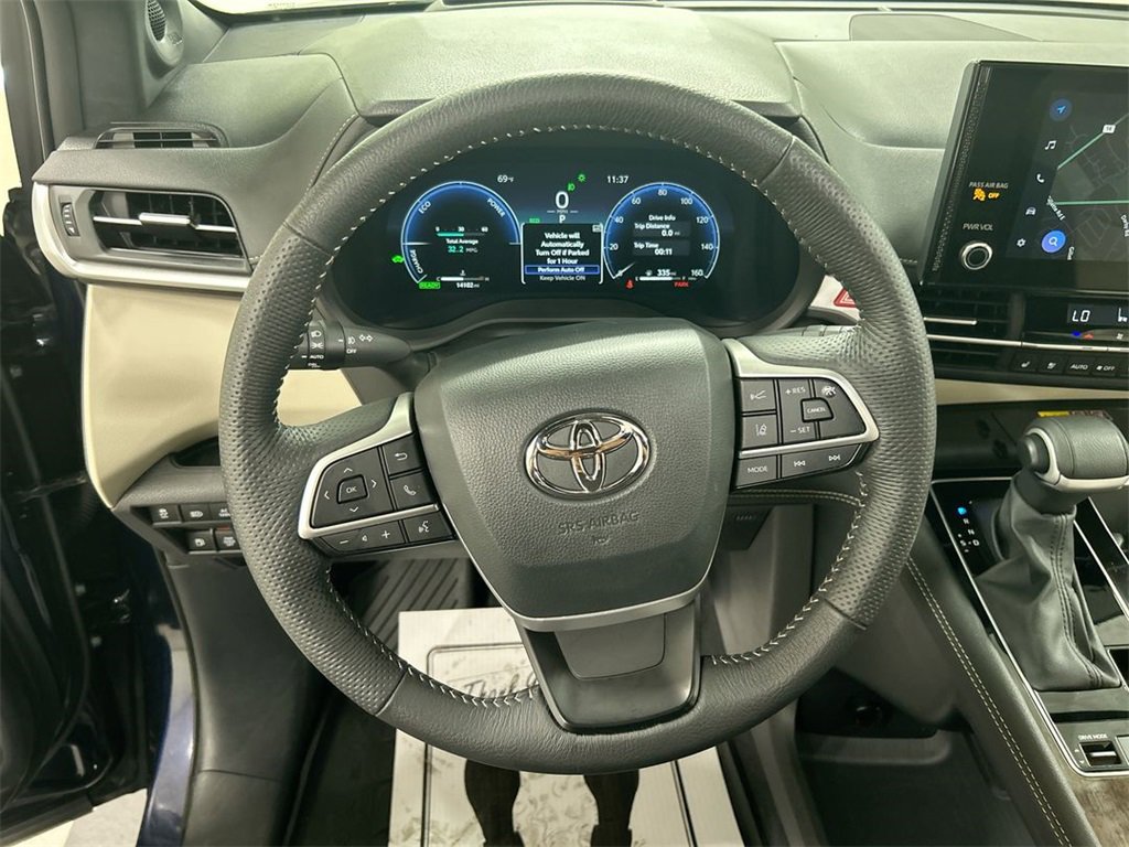 Used 2025 Toyota Sienna Platinum image 6