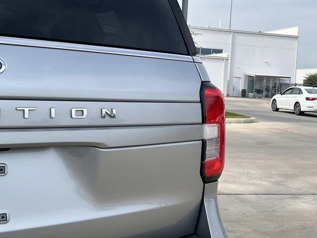 Used 2023 Ford Expedition XLT image 5