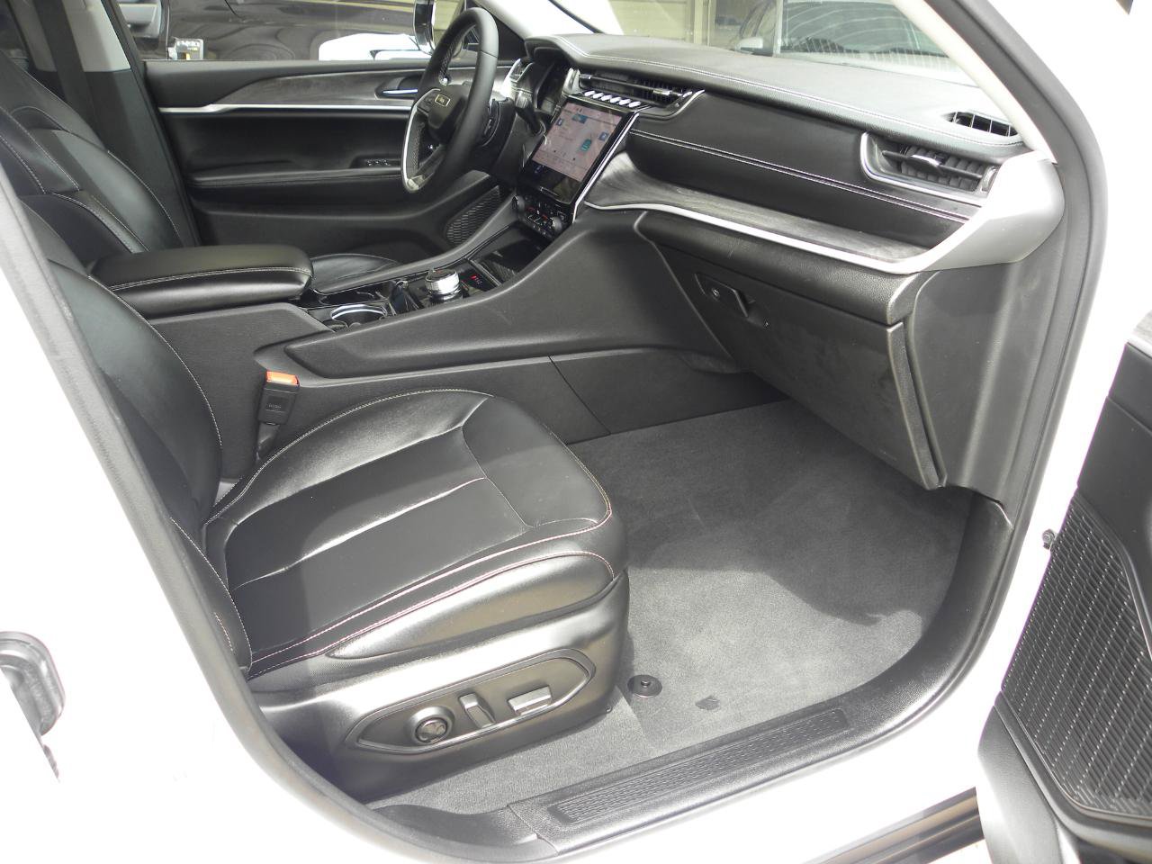 Used 2023 Jeep Grand Cherokee Limited w/ Black Appearance Package AWD/4WD image 17