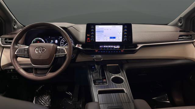 Used 2024 Toyota Sienna Platinum FWD image 11