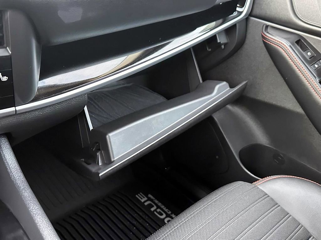 Certified 2025 Nissan Rogue SV image 34