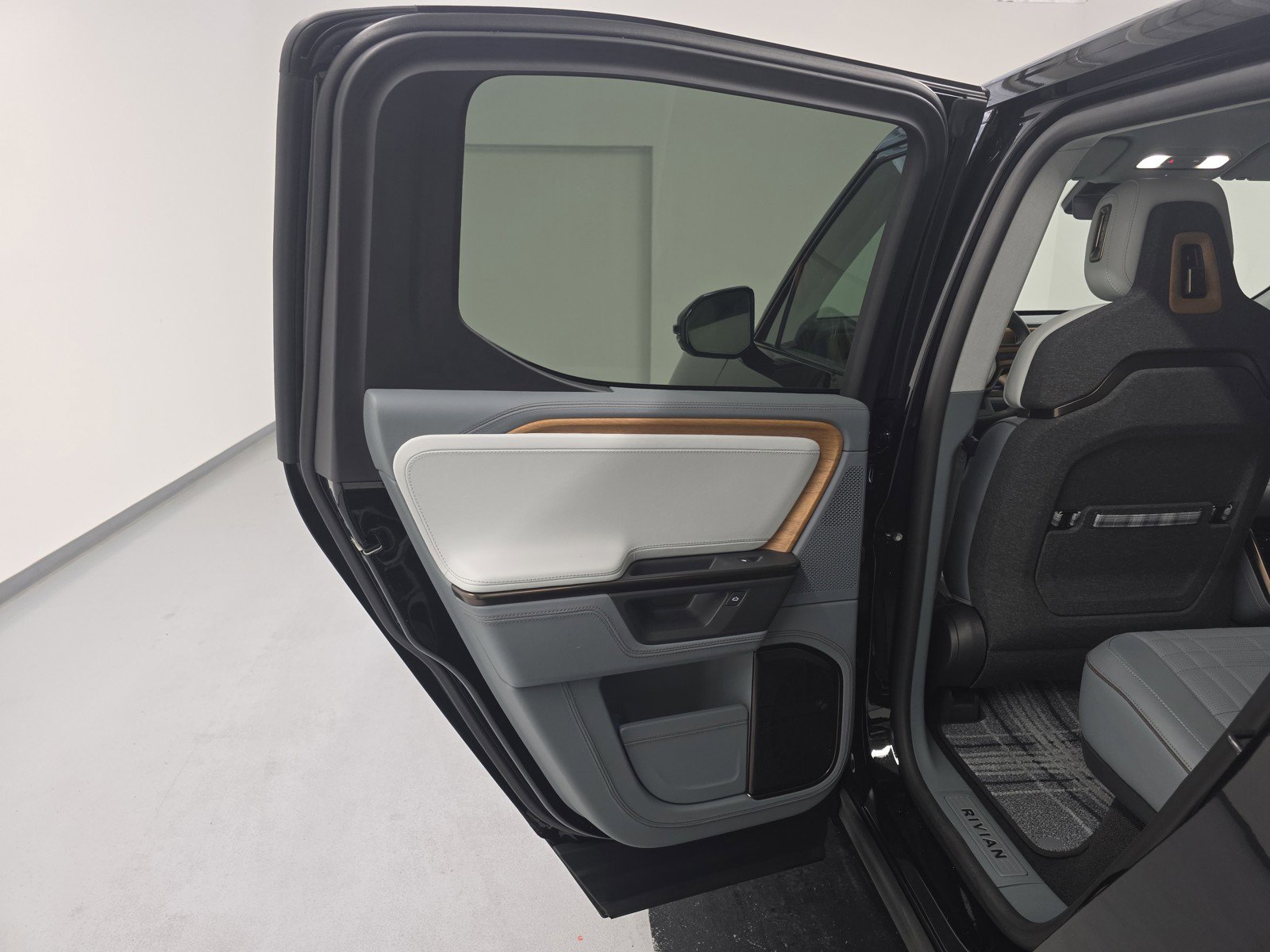 Used 2025 Rivian R1T Premium AWD/4WD image 17